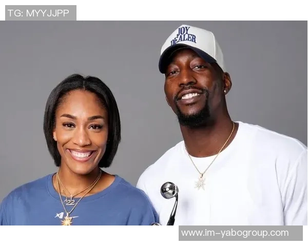 热火祝贺阿贾夺生涯第三冠阿德巴约与其合影庆祝